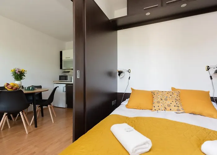 Cozy Apartment With Balcony Warszawa By Noclegi Renters