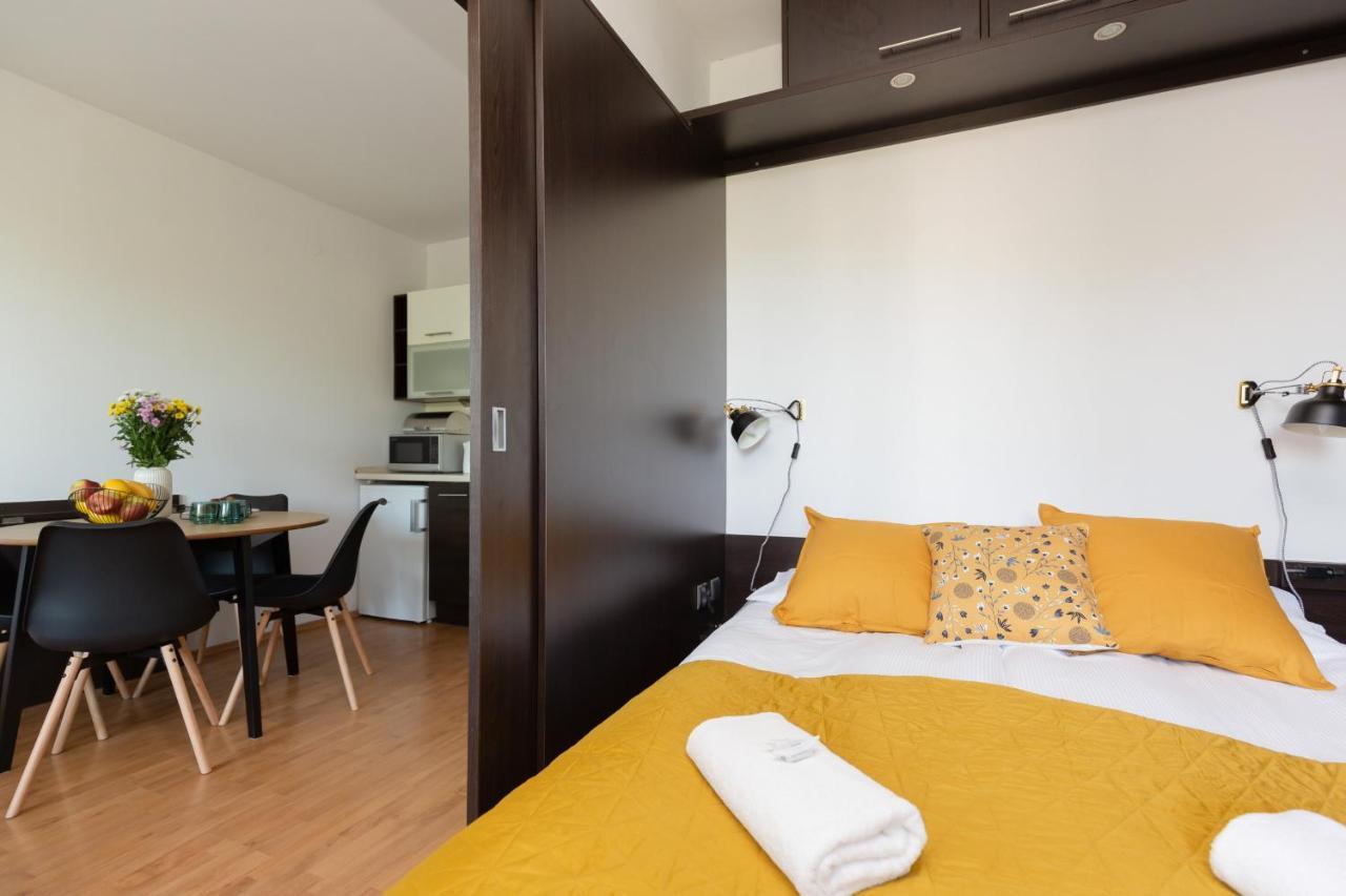 Апартаменти Cozy With Balcony By Renters